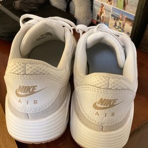 Women’s white Nikes size 8